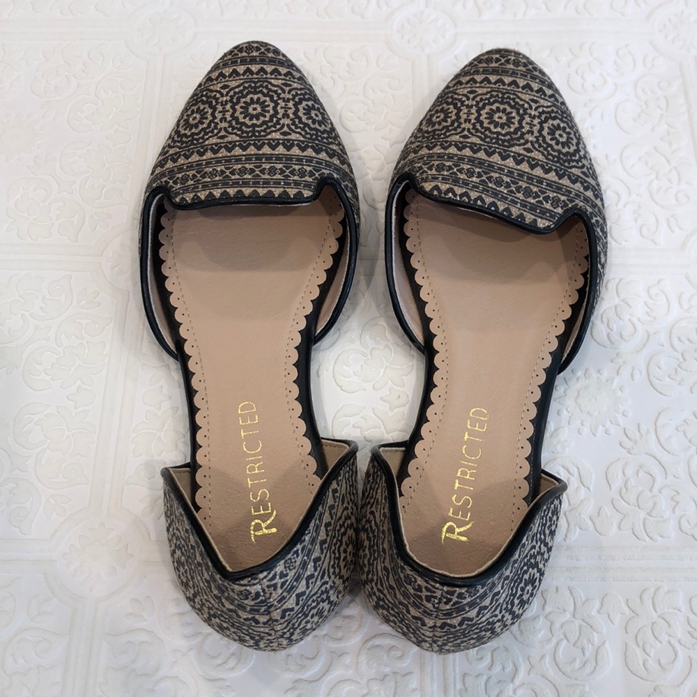 Women’s restricted Black and Tan boho slides sz 8